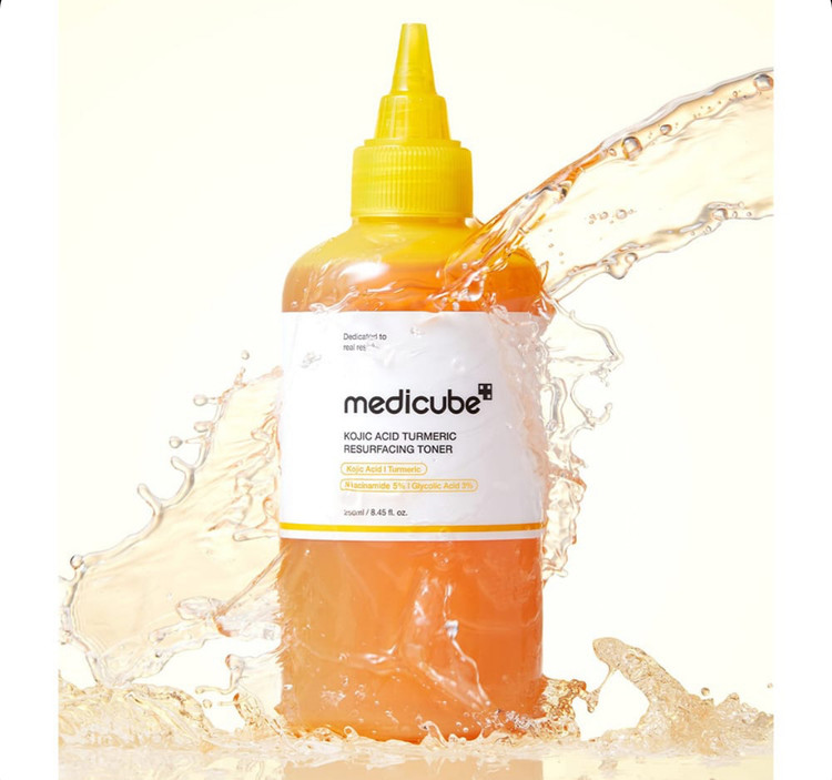 تونر روشن کننده و لایه بردار ملایم کوجیک اسید و زردچوبه مدی کیوب / Medicube
